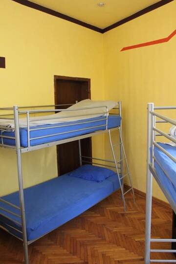 Фото номера Кровать в общем номере с 4 кроватями Хостелы Fun House г. Бухарест 2