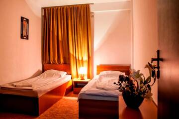 Фото номера Двухместный номер с 2 отдельными кроватями Отель Hotel Stars г. Бухарест 6