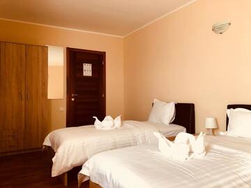 Фото номера Трехместный номер с общей ванной комнатой Хостелы Monte Carlo Palace Rooms г. Бухарест 6