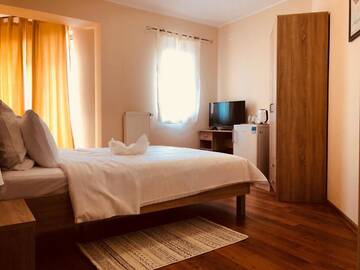 Фото номера Двухместный номер с общей ванной комнатой и балконом Хостелы Monte Carlo Palace Rooms г. Бухарест 5