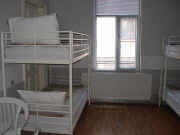 Фото номера Односпальная кровать в общем 4-местном номере с душем Хостелы Kretan Hostel г. Бухарест 5