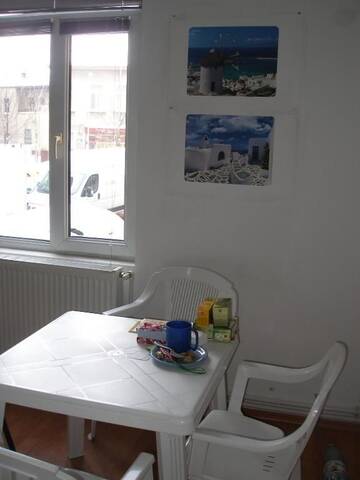 Фото номера Односпальная кровать в общем номере с 4 кроватями Хостелы Kretan Hostel г. Бухарест 9
