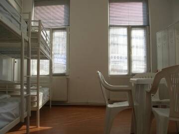 Фото номера Односпальная кровать в общем номере с 4 кроватями Хостелы Kretan Hostel г. Бухарест 7