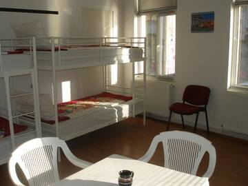 Фото номера Односпальная кровать в общем номере с 4 кроватями Хостелы Kretan Hostel г. Бухарест 3