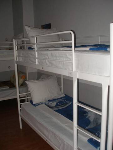 Фото номера Односпальная кровать в общем номере с 6 кроватями Хостелы Kretan Hostel г. Бухарест 6