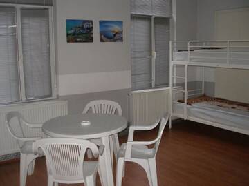 Фото номера Односпальная кровать в общем номере с 6 кроватями Хостелы Kretan Hostel г. Бухарест 3