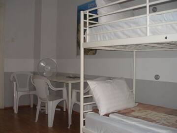 Фото номера Односпальная кровать в общем 4-местном номере с душем Хостелы Kretan Hostel г. Бухарест 3