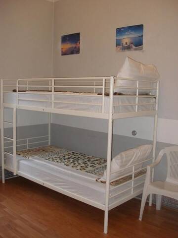 Фото номера Односпальная кровать в общем 4-местном номере с душем Хостелы Kretan Hostel г. Бухарест 2