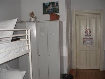 Фото номера Односпальная кровать в общем 4-местном номере с душем Хостелы Kretan Hostel г. Бухарест 4