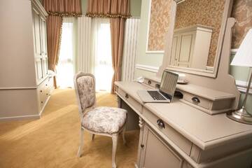Фото номера Люкс с гидромассажной ванной на открытом воздухе Отель Villa Boutique Lafayette г. Бухарест 11