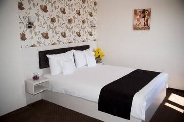 Фото номера Двухместный номер с 1 кроватью Отель West Plaza Residence г. Бухарест 6