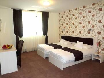 Фото номера Двухместный номер с 2 отдельными кроватями Отель West Plaza Residence г. Бухарест 2