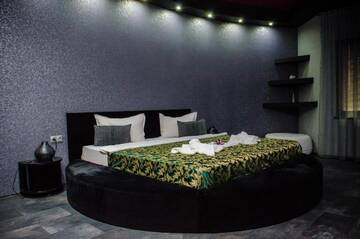 Фото номера Двухместный номер с 1 кроватью и балконом Гостевой дом City Lux Villa г. Бухарест 3
