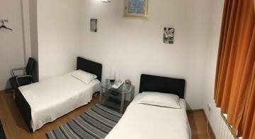 Фото номера Апартаменты - 1-й этаж Отели типа «постель и завтрак» George&amp;Dragon Rooms г. Бухарест 6