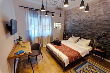 Фото номера Двухместный номер с 1 кроватью и общей ванной комнатой Хостелы First Hostel Bucharest г. Бухарест 2