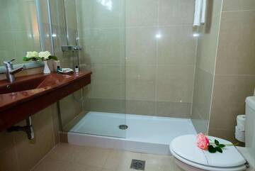 Фото номера Двухместный номер с 2 отдельными кроватями Отель Best Western Hotel Lev Or I г. Бухарест 15