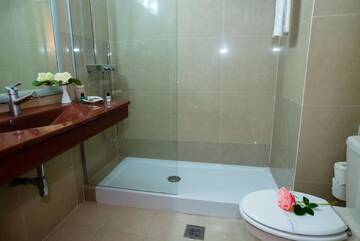 Фото номера Двухместный номер с 2 отдельными кроватями Отель Best Western Hotel Lev Or I г. Бухарест 6