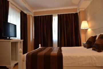 Фото номера Стандартный двухместный номер с 1 кроватью Отель Old City Bucharest NF Hotels г. Бухарест 7