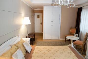 Фото номера Стандартный двухместный номер с 1 кроватью Отель Old City Bucharest NF Hotels г. Бухарест 2
