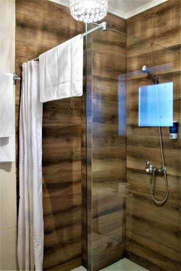 Фото номера Представительский двухместный номер с 1 кроватью Отель Old City Bucharest NF Hotels г. Бухарест 7