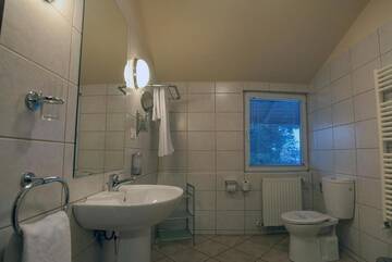 Фото номера Трехместный номер, вид на сад Отель Hotel Baneasa Parc г. Бухарест 6