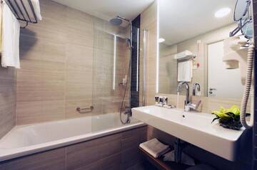 Фото номера Номер категории Privilege с кроватью размера &quot;king-size&quot; Отель Mercure Bucharest City Center г. Бухарест 9