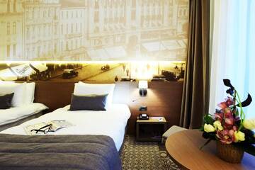 Фото номера Улучшенный двухместный номер с 2 отдельными кроватями Отель Mercure Bucharest City Center г. Бухарест 3