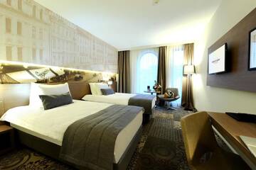Фото номера Улучшенный двухместный номер с 2 отдельными кроватями Отель Mercure Bucharest City Center г. Бухарест 4