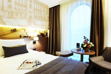 Фото номера Улучшенный двухместный номер с 2 отдельными кроватями Отель Mercure Bucharest City Center г. Бухарест 2