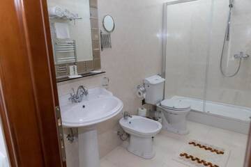 Фото номера Стандартные апартаменты Отель Hotel Giuliano г. Бухарест 17
