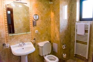 Фото номера Стандартный номер с кроватью размера &quot;king-size&quot; Отель Hotel Giuliano г. Бухарест 7