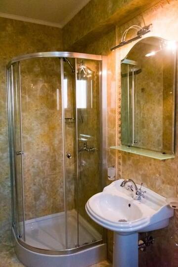 Фото номера Стандартный номер с кроватью размера &quot;king-size&quot; Отель Hotel Giuliano г. Бухарест 8