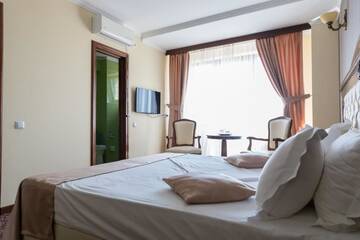 Фото номера Стандартный номер с кроватью размера &quot;king-size&quot; Отель Hotel Giuliano г. Бухарест 12