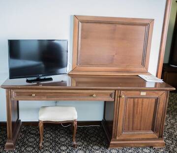 Фото номера Стандартный номер с кроватью размера &quot;king-size&quot; Отель Hotel Giuliano г. Бухарест 9