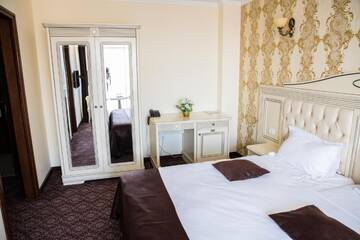 Фото номера Стандартный номер с кроватью размера &quot;king-size&quot; Отель Hotel Giuliano г. Бухарест 11
