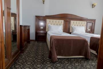 Фото номера Стандартный двухместный номер с 2 отдельными кроватями Отель Hotel Giuliano г. Бухарест 2