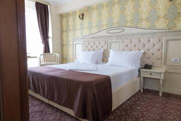 Фото номера Представительский номер с кроватью размера «king-size» Отель Hotel Giuliano г. Бухарест 3