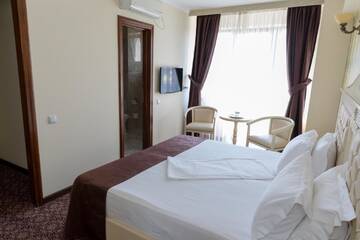 Фото номера Стандартный номер с кроватью размера &quot;king-size&quot; Отель Hotel Giuliano г. Бухарест 3