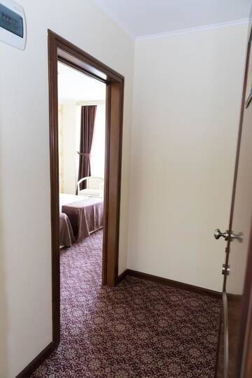Фото номера Стандартный двухместный номер с 2 отдельными кроватями Отель Hotel Giuliano г. Бухарест 7