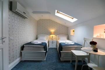 Фото номера Двухместный номер с 2 отдельными кроватями Отель Hotel Les Jardins Carol г. Бухарест 5