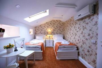 Фото номера Двухместный номер с 2 отдельными кроватями Отель Hotel Les Jardins Carol г. Бухарест 12