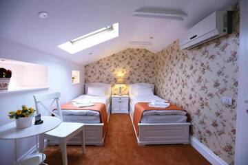 Фото номера Двухместный номер с 2 отдельными кроватями Отель Hotel Les Jardins Carol г. Бухарест 13