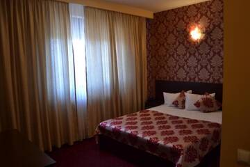 Фото номера Двухместный номер Делюкс с 1 кроватью Отель Hotel Athos г. Бухарест 9