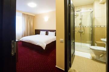 Фото номера Двухместный номер Делюкс с 1 кроватью Отель Hotel Athos г. Бухарест 11