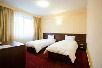 Фото номера Двухместный номер с 2 отдельными кроватями Отель Hotel Athos г. Бухарест 3