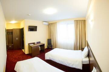 Фото номера Двухместный номер с 2 отдельными кроватями Отель Hotel Athos г. Бухарест 4