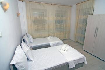 Фото номера Апартаменты с 3 спальнями и террасой Гостевой дом Budget Accommodation г. Бухарест 17