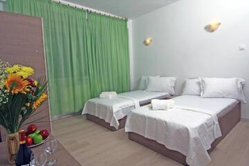 Фото номера Апартаменты с 3 спальнями и террасой Гостевой дом Budget Accommodation г. Бухарест 22