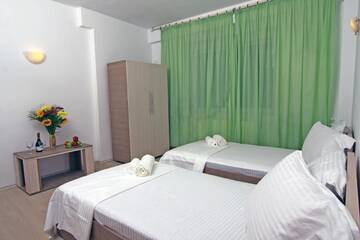 Фото номера Апартаменты с 3 спальнями и террасой Гостевой дом Budget Accommodation г. Бухарест 18