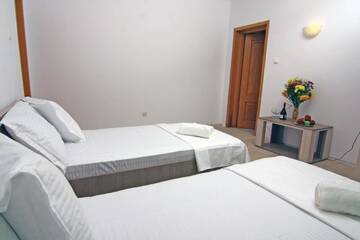 Фото номера Апартаменты с 3 спальнями и террасой Гостевой дом Budget Accommodation г. Бухарест 20